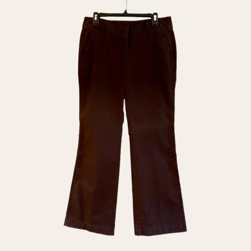 ANN TAYLOR, CASUAL PANTS. FRONT SLASH POCKETS. FLARE LEG. ZIP FRONT. SIZE 8.